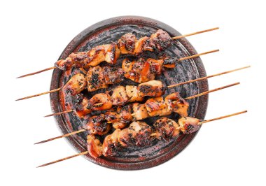 Beyaz arka planda ızgara tavuk şişi.