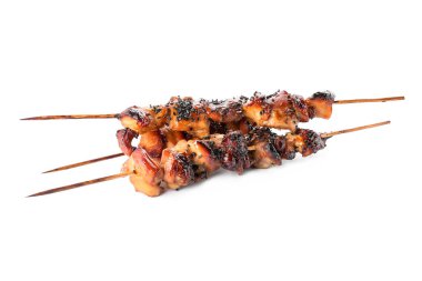 Beyaz arka planda ızgara tavuk şişi.