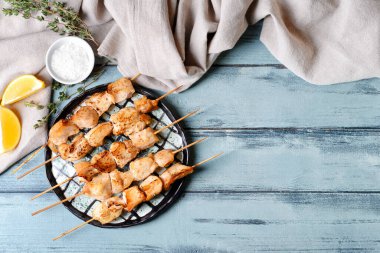 Ahşap kaplamalı ızgara tavuk şişi.