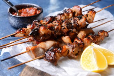 Renkli ızgara tavuk şişleri olan tahta