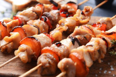 Gemide sebzeli ızgara tavuk şişi.