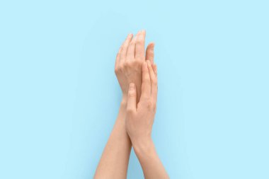 renkli arka plan üzerinde eller