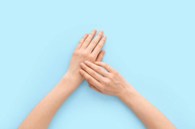 renkli arka plan üzerinde eller