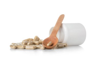 Beyaz arka planda vitamin hapları ile şişe