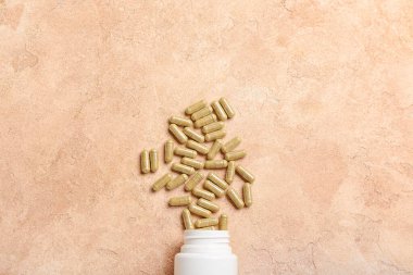 Renkli arka planda K vitamini hapları içeren şişe