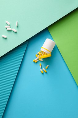 Renkli arka planda şişe bulunan farklı kapsüller