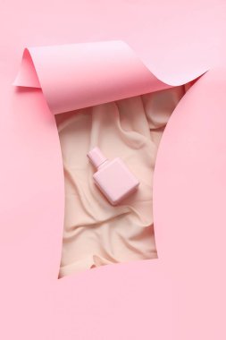 Renkli arka planda aromatik parfüm şişesi olan kompozisyon