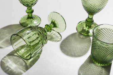 Gri arkaplanda güzel boş bardaklar, yakın plan