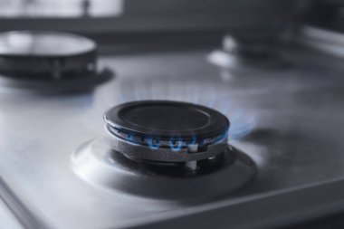 İç ocakta mavi alevli gaz ocağı, yakın çekim.