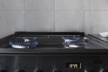 Aile içi soba üzerinde mavi alev ile Gaz brülörlü