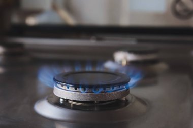 İç ocakta mavi alevli gaz ocağı, yakın çekim.
