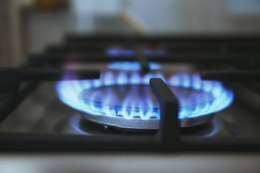 İç ocakta mavi alevli gaz ocağı, yakın çekim.