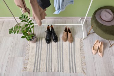 Koridorun iç tarafındaki halı çok şık.