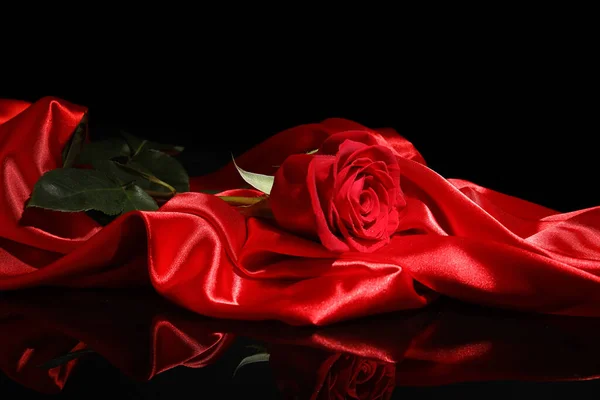 Schöne Rote Rose Und Seide Auf Dunklem Hintergrund — Stockfoto
