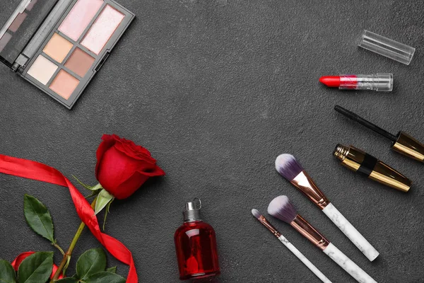 Schöne Rote Rose Und Kosmetik Auf Dunklem Hintergrund — Stockfoto