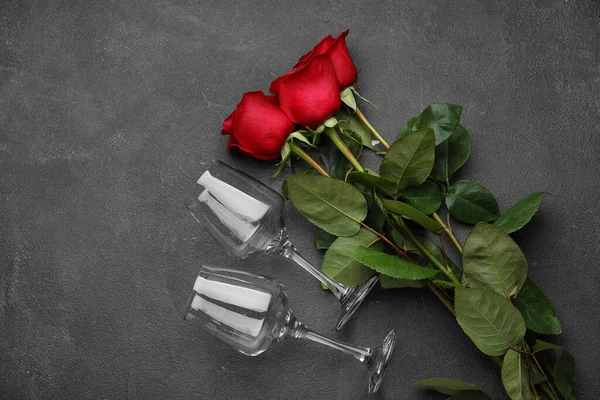 Beautiful Red Roses Glasses Dark Background — Stock Photo, Image
