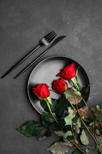 美しい赤バラとテーブルの暗い背景に設定 — ストック写真