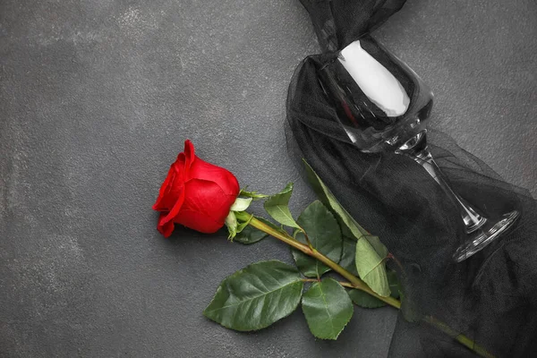 Hermosa Rosa Roja Vidrio Sobre Fondo Oscuro —  Fotos de Stock