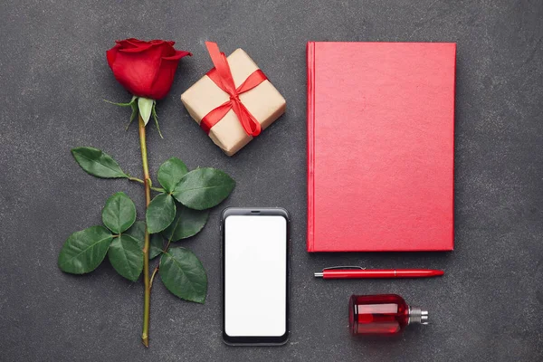 Состав Красивой Красной Розой Мобильный Телефон Подарочная Коробка Темном Фоне — стоковое фото
