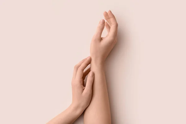 Женские Руки Светлом Фоне — стоковое фото
