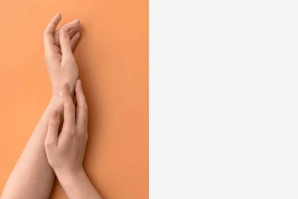 Женские Руки Цветном Фоне — стоковое фото