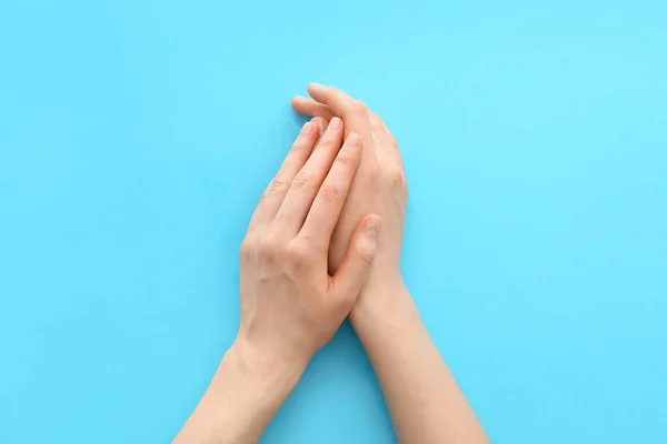 Manos Femeninas Sobre Fondo Color — Foto de Stock