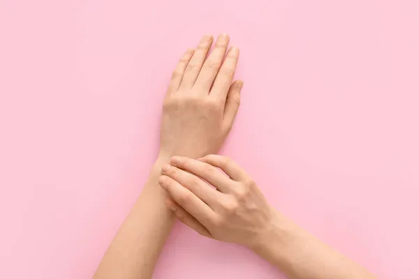 Θηλυκό Χέρια Έγχρωμο Φόντο — Φωτογραφία Αρχείου