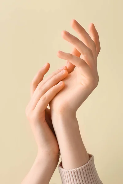 Mãos Femininas Fundo Claro — Fotografia de Stock