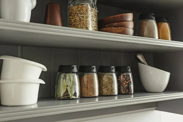 Frascos Com Diferentes Especiarias Utensílios Cozinha Nas Prateleiras — Fotografia de Stock