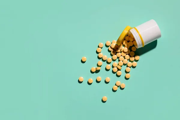 Egy Üveg Vitamin Tabletta Kék Alapon — Stock Fotó