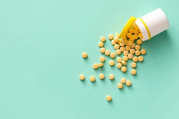 Egy Üveg Vitamin Tabletta Kék Alapon — Stock Fotó