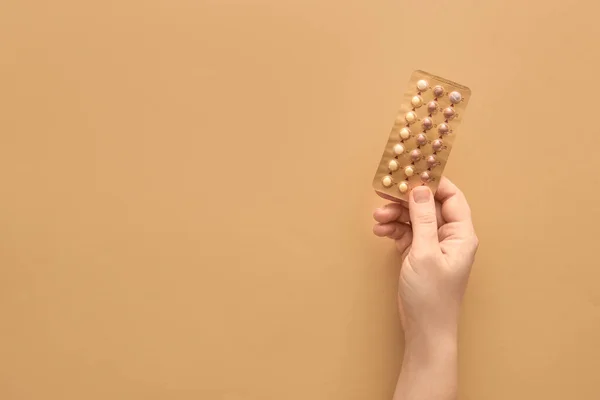 Mano Femminile Con Pillole Anticoncezionali Sfondo Colori — Foto Stock