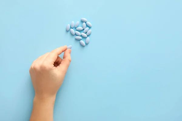 Main Féminine Avec Des Pilules Sur Fond Bleu — Photo