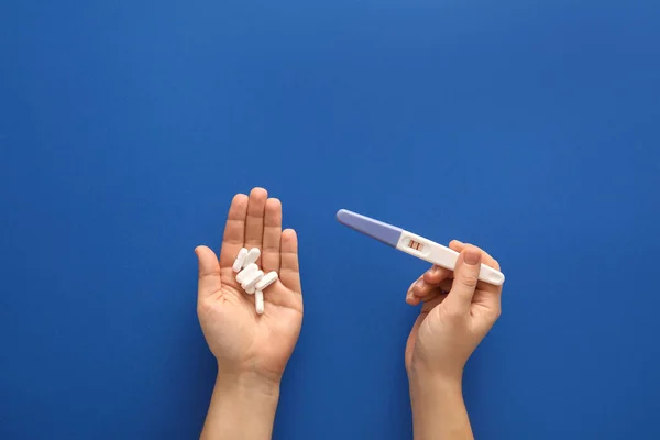 Mani Femminili Con Pillole Test Gravidanza Sfondo Colore — Foto Stock