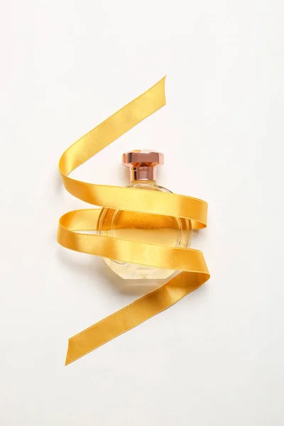 Botella Perfume Cinta Sobre Fondo Blanco — Foto de Stock