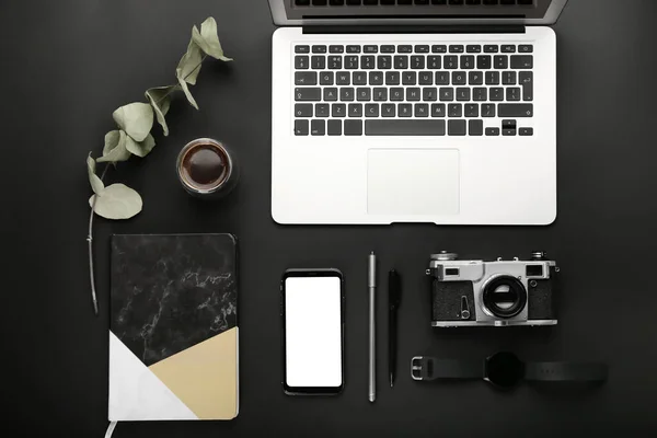 Komposition Mit Tasse Kaffee Fotokamera Handy Und Laptop Auf Dunklem — Stockfoto