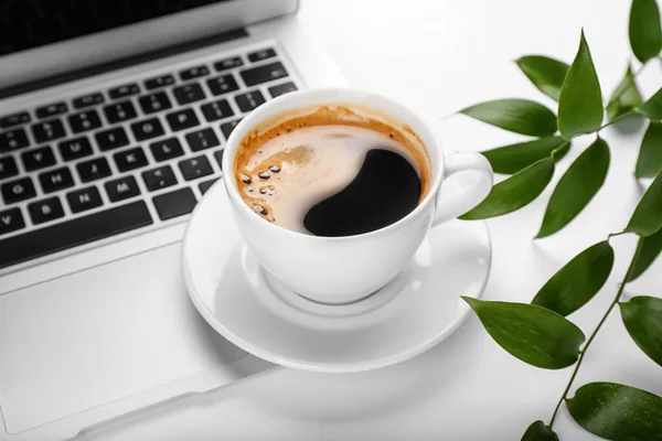 Csésze Kávé Laptop Fehér Háttér Közelkép — Stock Fotó