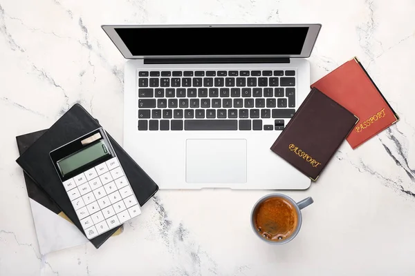 Σύνθεση Φλιτζάνι Καφέ Laptop Διαβατήρια Και Κομπιουτεράκι Ελαφρύ Φόντο — Φωτογραφία Αρχείου