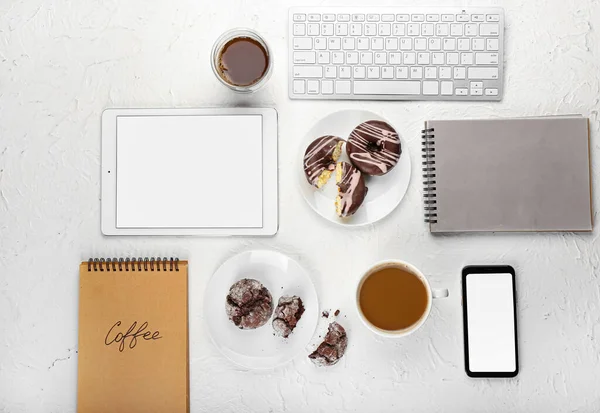 Composición Con Taza Café Portátil Tableta Rosquillas Sobre Fondo Claro —  Fotos de Stock