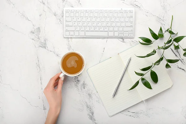 Mano Femenina Con Taza Café Cuaderno Teclado Mesa Luz Primer — Foto de Stock