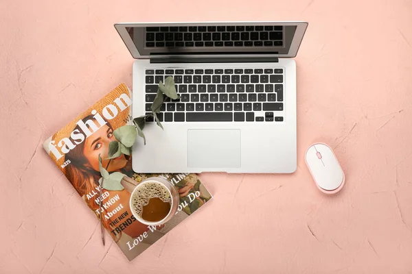 Composition Cup Coffee Laptop Magazine Color Background — Stock Photo, Image