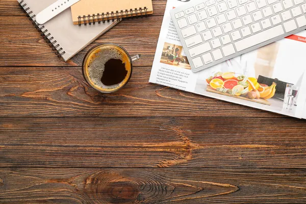 Komposition Mit Tasse Kaffee Tastatur Und Notizbüchern Auf Holzgrund — Stockfoto