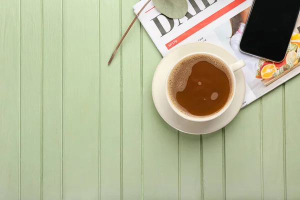 Tasse Kaffee Und Zeitung Auf Grünem Holzgrund — Stockfoto