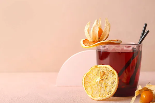 Glas Smakelijke Cocktail Beige Achtergrond — Stockfoto