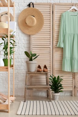 Modern katlama ekran ve halısı olan şık bir koridor.