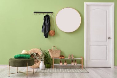 Yumuşak puf ve halılı şık bir koridor.