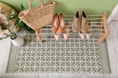 Koridorun iç tarafındaki halı çok şık.