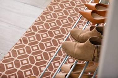 Koridorun iç tarafındaki halı çok şık.