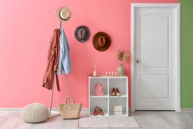 Modern askısı ve halısı olan şık bir koridor.