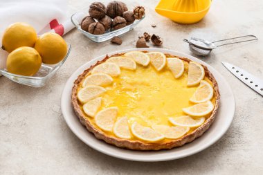Lezzetli limonlu pasta ve hafif arka planda malzemeler.
